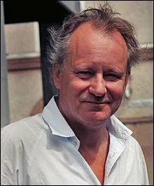Depuis le début des années 2000, il est aussi la voix de Stellan Skarsgard. Quelle est la nationalité de cet acteur qui a percé à Hollywood ?