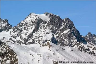 Le mont Pelvoux est le plus haut sommet du massif des Écrins.