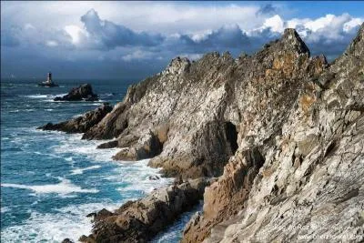 La Pointe du Raz, promontoire rocheux de Bretagne, est frappée par les vagues de la Manche.
