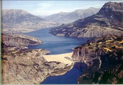 Le barrage de Serre-Ponçon, créé pour réguler le cours de la Durance, est le plus grand barrage en terre d'Europe.