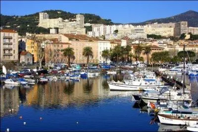 La Corse-du-Sud (2B) a pour chef-lieu de département, la ville d'Ajaccio.