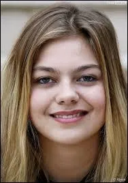 Quelle chanson chante-t-elle pour son père, Jean-Pierre, décédé avant la diffusion de l'émission ?