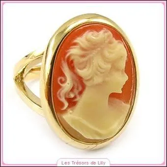 Nicoldy se laisse tenter par cette bague sculptée en relief :