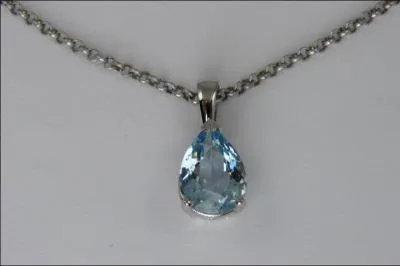 Marinadance aime beaucoup les belles choses, elle est subjuguée devant ce pendentif surmontée d'une pierre fine de la famille des béryls :