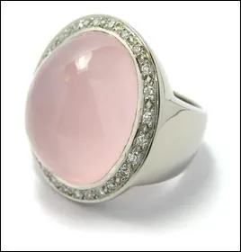 Synapse a, lui aussi, envie de faire plaisir à quelqu'un, comment se nomme la jolie pierre qui orne cette bague ?