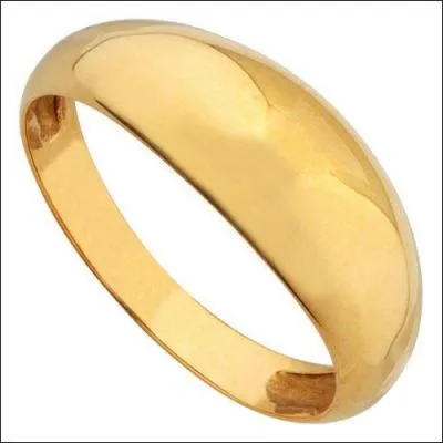 Jane opte pour la simplicité de cette bague en or, quel est son nom ?