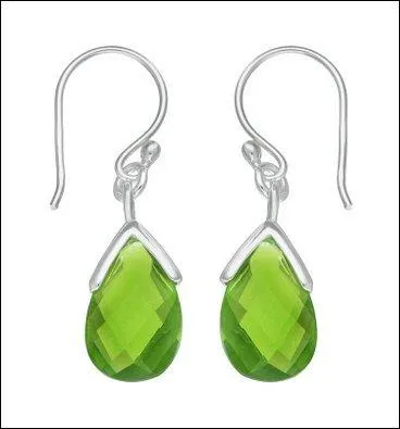 Ferlie n'aime que les boucles d'oreilles. Elle va s'offrir celles-ci avec leurs jolies pierres fines vertes, ce sont des....