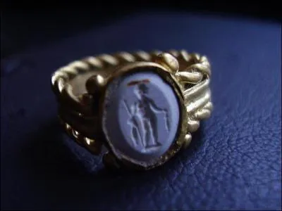 Jeff, amateur de pierres et de bijoux anciens, prévoit un très beau cadeau pour sa femme. Comment nomme-t-on cette pierre avec une gravure en creux ?