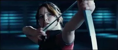 Comment Katniss attire-t-elle l'attention des juges pendant l'évaluation ?
