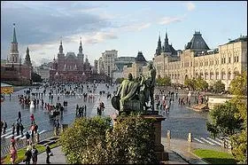 Rouge...comme la place centrale de Moscou. Quel est le nom de l'édifice religieux qui la borde dans sa partie sud ?