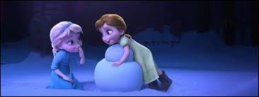 Où Elsa blesse-t-elle Anna lorsqu'elles étaient petites ?