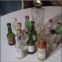 Vous collectionnez des petites bouteilles d'alcool, vous êtes ainsi un :