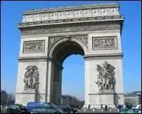 7 août 1919 - Charles Godefroy passe en avion sous l'Arc de triomphe français. Dans quelle ville est-il situé ?