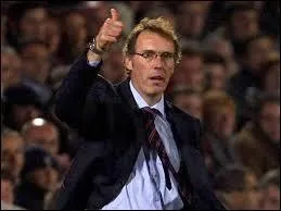 Quel entraîneur a été remplacé par Blanc en 2007 par les Girondins de Bordeaux ?