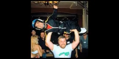 En général, ça se passe derrière la cravate !