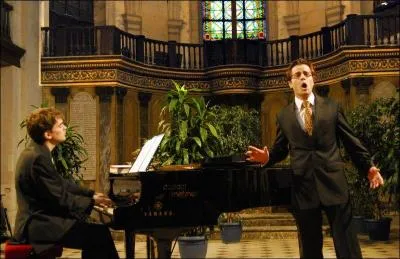 Ce chanteur lyrique a fait plusieurs ... dans les églises de la région.