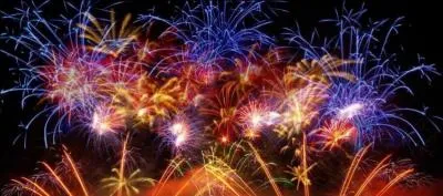 Les ... des feux d'artifices du 14 Juillet sont souvent magnifiques.