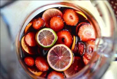 Après ce jeu détente, l'heure est venue de rejoindre mes amis pour aller dîner dans un des restaurants à tapas de Madrid. Mais, pour accompagner ces petits délices d'amuse-bouches, j'ai bu une boisson alcoolisée composée de vin rouge où ont macéré des agrumes. Il s'agit de :