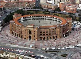 En dégustant notre goûter, nous avons regardé les évènements qui auraient lieu à Madrid dans les jours à venir. Nous avons vu qu'une corrida était prévue pour le weekend suivant. Mais, nous n'étions pas sûrs qu'il restait des places. Combien pensez-vous qu'il y a de places dans les arènes de Ventas ?