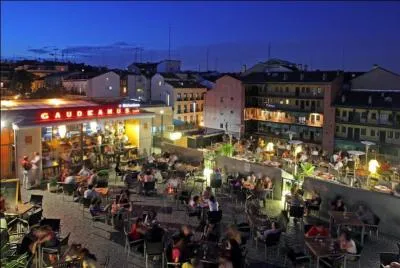 Madrid est la ville parfaite pour sortir, faire des rencontres amicales ou amoureuses. Mais quel est le quartier le plus multiculturel où je risque de faire le plus de rencontres ?