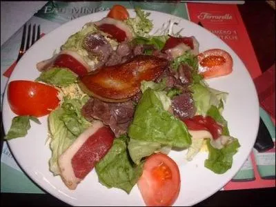 La salade qui va les accompagner est faite à base de gésiers, magrets de canard séchés, tomates, concombres, asperges...