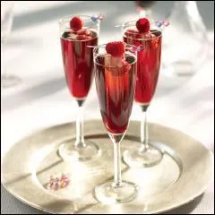 Les filles ont un faible pour le kir, que va-t-on mettre dans le vin blanc pour obtenir un vrai kir ?