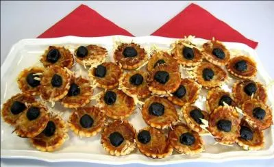 Quelques mini-pizzas seront les amuse-bouches, agrémentées avec des anchois, des olives, tomate, mozarella et origan, quel nom portent-elles ?