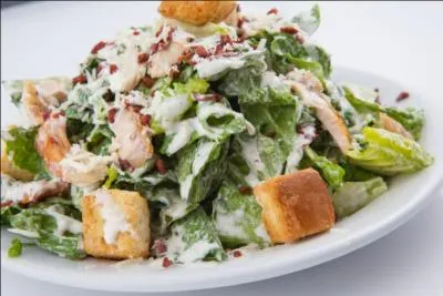 Dans l'attente qu'ils grillent, je vous propose une salade agrémentée de poulet, croûtons et parmesan, quel est son nom ?