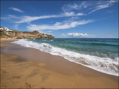 Cela aussi est une activité estivale, très prisée et qui ne laisse aucune marque de maillot ! 
Que faites-vous sur cette plage de Mykonos ?