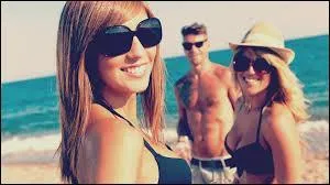 Que peut faire un adolescent sur la plage quand il voit une jolie fille ?