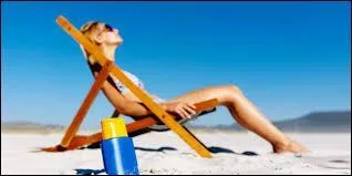 Si vous faites comme cette jolie femme, il ne faut surtout pas oublier de se mettre de la crème solaire.