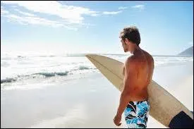 Allons un peu dans l'eau, il fait chaud. Quel sport cet homme s'apprête-t-il à faire ?