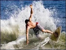 Mais ce qu'elle ignore, c'est que deux gar&ccedil;ons la regardent comme si elle seule &eacute;clairait la plan&egrave;te. Le premier, c'est Loriei ; un peu moins dou&eacute; pour ce sport, il est en train de tomber... Allons l'aider ! Nous sommes &agrave; 0, 2 m&egrave;tres de lui, soit :