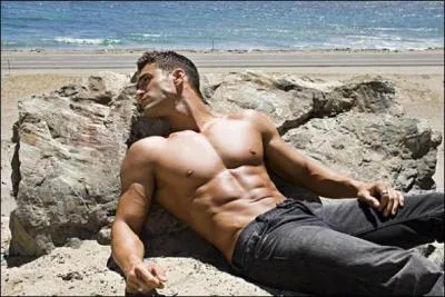 Chut, n'avancez plus ! Voyez-vous ce que je vois ? C'est Thrudon, cach&eacute; derri&egrave;re un rocher ! Vu son regard, que fait-il, &agrave; votre avis ?