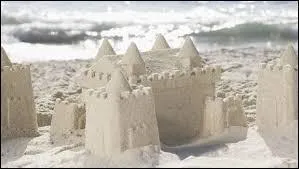Quel magnifique ch&acirc;teau ! Il y a une heure, ses deux constructeurs, Pilounet et MarinaDance, &eacute;taient tr&egrave;s occup&eacute;s &agrave; choisir le bon sable ; quels perfectionnistes ! Quel nom donne-t-on &agrave; la tour qu'ils ont construite au milieu ?