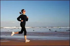 Voyez-vous cette femme, cher ami ? Il s'agit de Mia, connue pour adorer courir sur la plage du site ! Que fait-elle ?