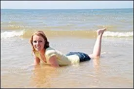 Dans l'eau, vous pouvez voir cette jeune fille, nomm&eacute;e Fan-de-Luna. Il y a un truc qui cloche, sur cette photo... Mais quoi ?