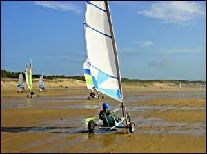 Vous pouvez saluer Xav38, vous voyez, le beau gosse avec un casque bleu. Que fait-il, en fait ?