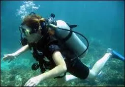 Regardez quelques minutes sous l'eau, voyez-vous cette jeune femme ? Il s'agit de DarkTowerFanatic. Pour s'&eacute;viter un accident de d&eacute;compression, il ne faut surtout pas que Dark :