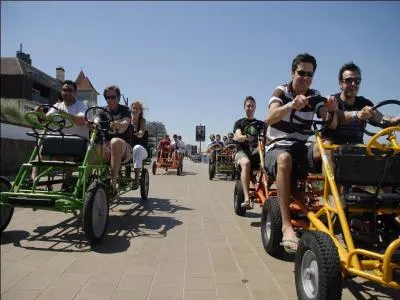 Pédaler sur la digue - Comment appelle-t-on les voitures à pédales qui ravissent petits et grands sur la côte belge depuis des décennies ?