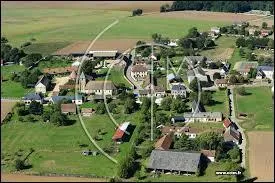 Nous survolons la commune haut-normande de Champigny-la-Futelaye. Nous sommes dans le ciel du département ...