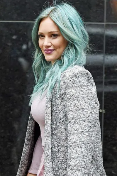 Cette chanteuse nous a offert ''Sparks'' en mai dernier. Du même coup, elle en a profité pour teindre ses beaux cheveux blonds en turquoise. Logiquement, vous avez reconnu son sourire en coin sur cette photo.