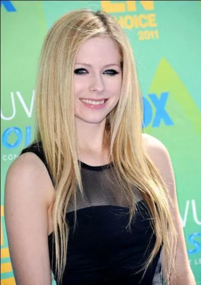 La chanteuse punk Avril Lavigne a vécu un divorce avec son amoureux des trois dernières années, Chad Kroeger. Pour se consoler, elle est venue chanter son plus grand tube ''Complicated'' au concert de Taylor Swift à San Diego. Trouvez la date de naissance d'Avril, elle aussi née en septembre.
