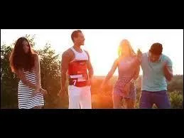 Quel est le titre de la chanson qu'elles ont interprétée avec Alex et PJ ?