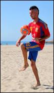 Comment s'appelle ce joueur de football de plage international espagnol né le 3 novembre 1991 ?