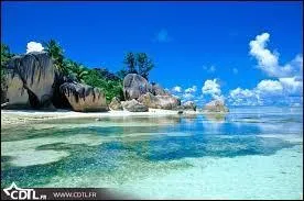 Qui a chanté "La Plage aux romantiques" en 1966 ?