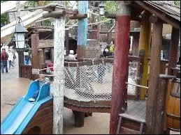 Comment s'appelle cette aire de jeux située à Adventureland dans le Parc Disneyland, à Paris.