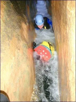Certains passages se présentent sous forme de couloirs mesurant moins d'un mètre de largeur pour une hauteur de plusieurs dizaines de mètres.