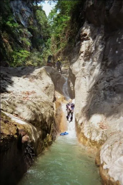 Pour ceux qui ne sont pas rassurés et pour les enfants, il existe le canyonisme ludique comprenant la marche, les sauts et les toboggans.
