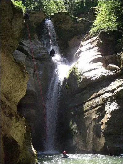 C'est une activité de nature qui se situe entre la spéléologie, l'escalade et la randonnée.
